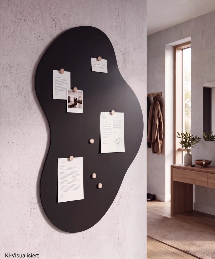 Schwarze ORLA Magnettafel aus pulverbeschichtetem Stahl mit Fotos und Notizen, KI-Visualisierung
