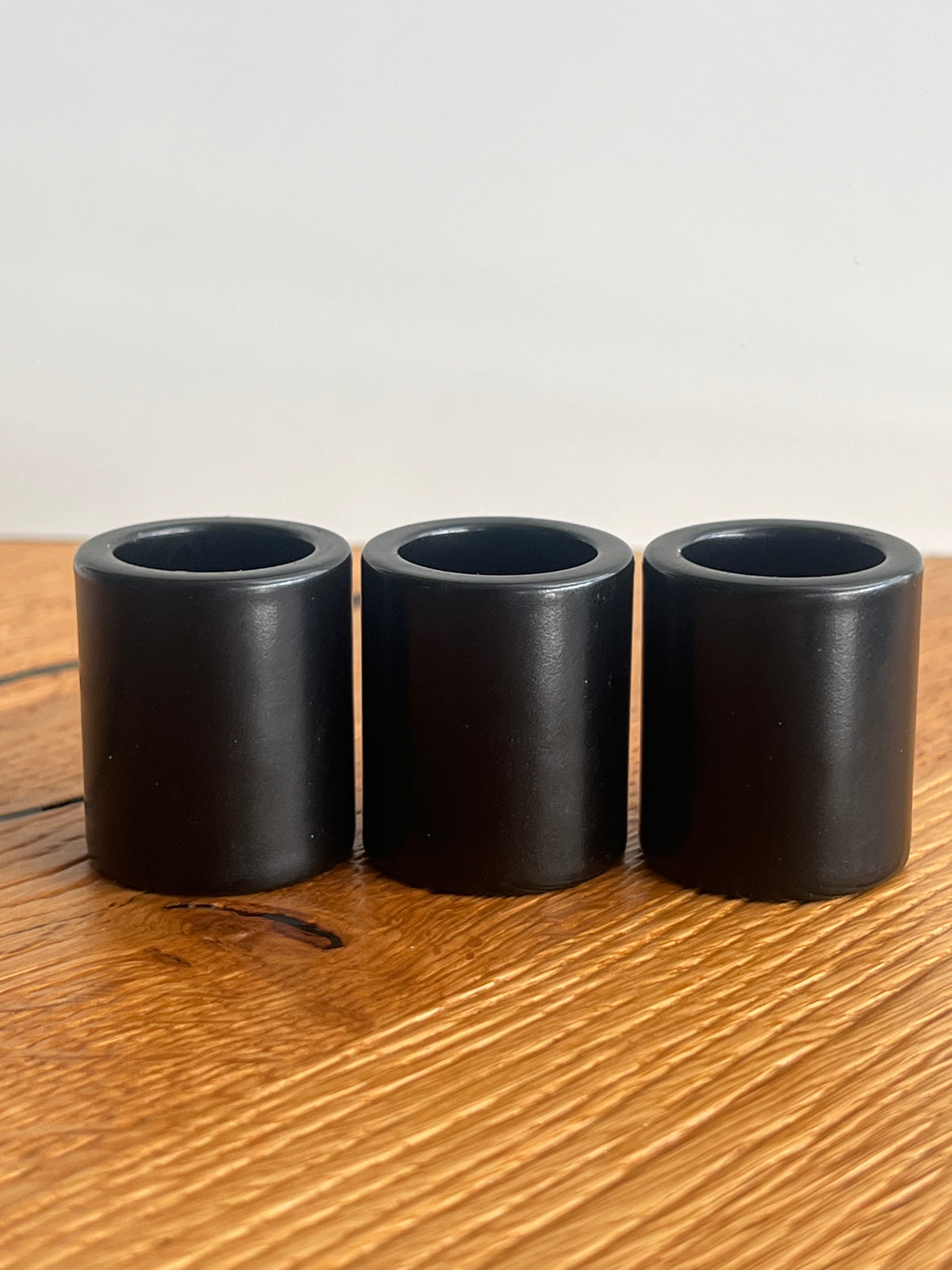 Magnetische Kerzenhalter Lumi aus Metall in Schwarz in Detailansicht - Adyloo
