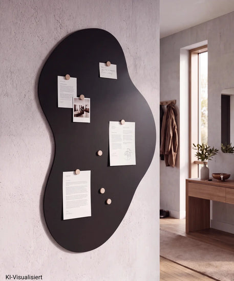 Schwarze ORLA Magnettafel aus pulverbeschichtetem Stahl mit Fotos und Notizen, KI-Visualisierung