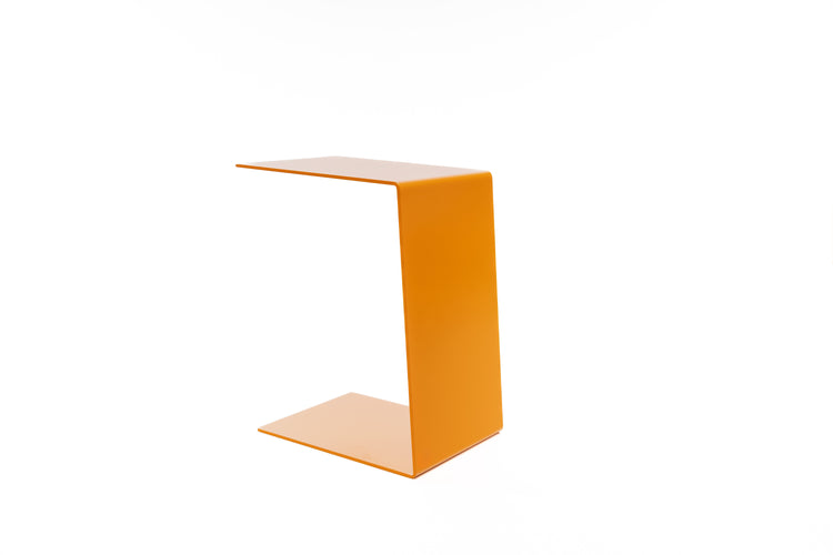 Orangefarbener Beistelltisch