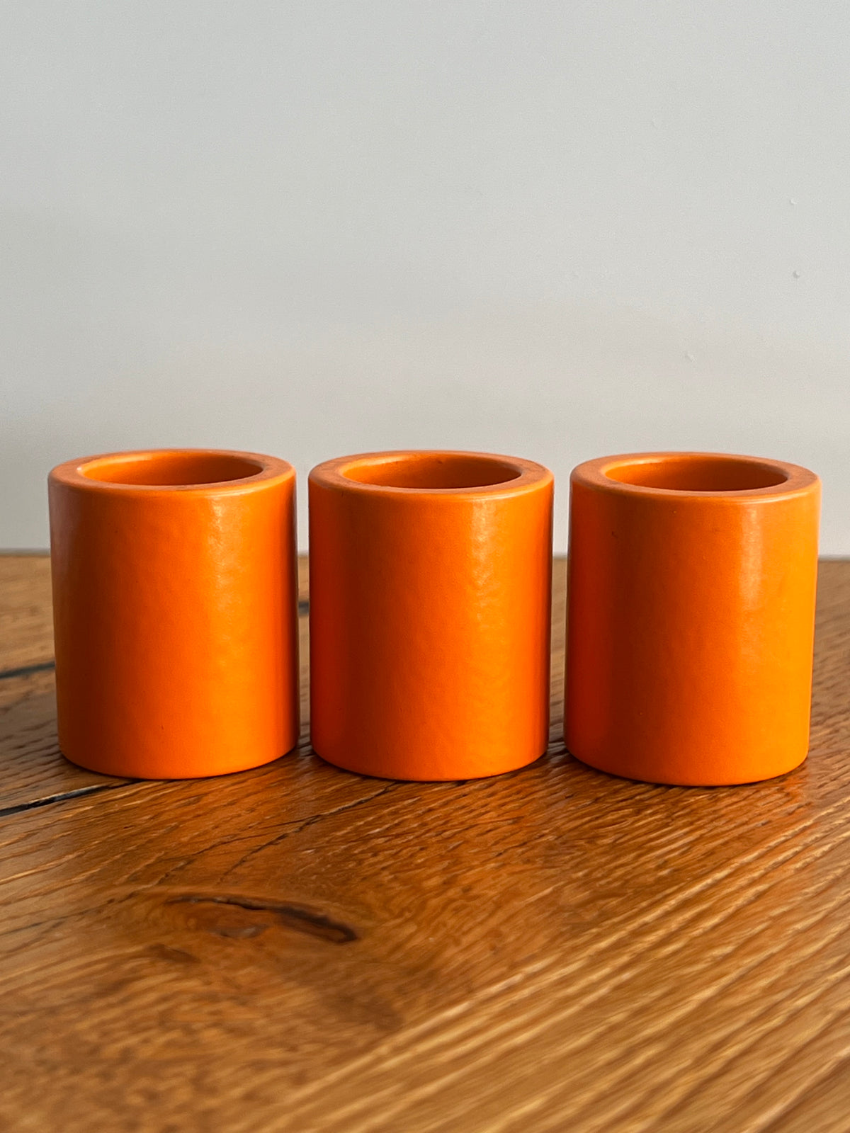 Magnetische Kerzenhalter Lumi aus Metall in Orange in Nahansicht - Adyloo