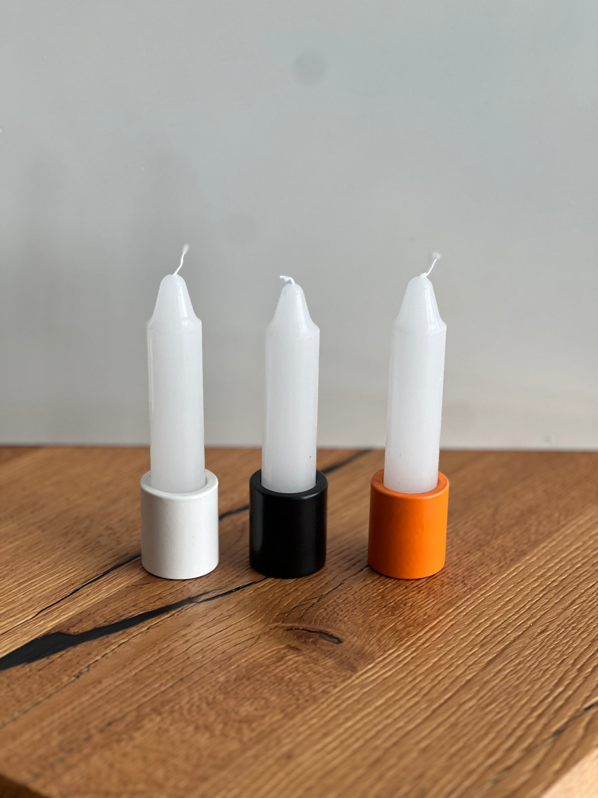 Magnetische Kerzenhalter Lumi aus Metall in Weiß, Schwarz und Orange in Seitenansicht - Adyloo